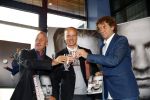 Amsterdam 18 oktober 2013
Presentatie boek Dennis Bergkamp. Johan Cruijff neemt het eerste boek in ontvangst. Schrijver Jaap Visser