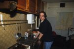 Guus Meeuwis als student, kokend in de keuken
