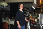 Guus Meeuwis als student, kokend in de keuken