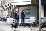 Amsterdam 18 oktober 2013
Hans Teeuwen met Theodor Holman op straat