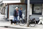 Amsterdam 18 oktober 2013
Hans Teeuwen met Theodor Holman op straat