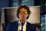 Amsterdam 18 oktober 2013
Presentatie boek Dennis Bergkamp. Johan Cruijff neemt het eerste boek in ontvangst. Schrijver Jaap Visser