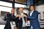 Amsterdam 18 oktober 2013
Presentatie boek Dennis Bergkamp. Johan Cruijff neemt het eerste boek in ontvangst. Schrijver Jaap Visser