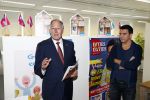 Amsterdam 30 oktober 2013
Jan Smit krijgt uit handen van de Hr Jan v d Broek de ditjes en datjes award en een cheque voor SOS kinderdorpen.