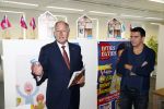 Amsterdam 30 oktober 2013
Jan Smit krijgt uit handen van de Hr Jan v d Broek de ditjes en datjes award en een cheque voor SOS kinderdorpen.