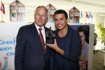 Amsterdam 30 oktober 2013
Jan Smit krijgt uit handen van de Hr Jan v d Broek de ditjes en datjes award en een cheque voor SOS kinderdorpen.