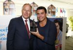 Amsterdam 30 oktober 2013
Jan Smit krijgt uit handen van de Hr Jan v d Broek de ditjes en datjes award en een cheque voor SOS kinderdorpen.