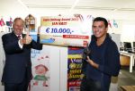 Amsterdam 30 oktober 2013
Jan Smit krijgt uit handen van de Hr Jan v d Broek de ditjes en datjes award en een cheque voor SOS kinderdorpen.