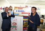 Amsterdam 30 oktober 2013
Jan Smit krijgt uit handen van de Hr Jan v d Broek de ditjes en datjes award en een cheque voor SOS kinderdorpen.