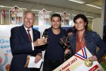 Amsterdam 30 oktober 2013
Jan Smit krijgt uit handen van de Hr Jan v d Broek de ditjes en datjes award en een cheque voor SOS kinderdorpen.