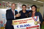 Amsterdam 30 oktober 2013
Jan Smit krijgt uit handen van de Hr Jan v d Broek de ditjes en datjes award en een cheque voor SOS kinderdorpen.
