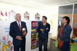 Amsterdam 30 oktober 2013
Jan Smit krijgt uit handen van de Hr Jan v d Broek de ditjes en datjes award en een cheque voor SOS kinderdorpen.