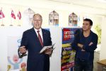 Amsterdam 30 oktober 2013
Jan Smit krijgt uit handen van de Hr Jan v d Broek de ditjes en datjes award en een cheque voor SOS kinderdorpen.