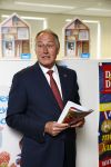 Amsterdam 30 oktober 2013
Jan Smit krijgt uit handen van de Hr Jan v d Broek de ditjes en datjes award en een cheque voor SOS kinderdorpen.