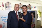 Amsterdam 30 oktober 2013
Jan Smit krijgt uit handen van de Hr Jan v d Broek de ditjes en datjes award en een cheque voor SOS kinderdorpen.