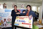 Amsterdam 30 oktober 2013
Jan Smit krijgt uit handen van de Hr Jan v d Broek de ditjes en datjes award en een cheque voor SOS kinderdorpen.