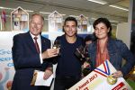 Amsterdam 30 oktober 2013
Jan Smit krijgt uit handen van de Hr Jan v d Broek de ditjes en datjes award en een cheque voor SOS kinderdorpen.