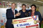 Amsterdam 30 oktober 2013
Jan Smit krijgt uit handen van de Hr Jan v d Broek de ditjes en datjes award en een cheque voor SOS kinderdorpen.