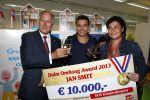 Amsterdam 30 oktober 2013
Jan Smit krijgt uit handen van de Hr Jan v d Broek de ditjes en datjes award en een cheque voor SOS kinderdorpen.