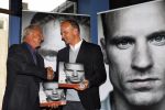 Amsterdam 18 oktober 2013
Presentatie boek Dennis Bergkamp. Johan Cruijff neemt het eerste boek in ontvangst.