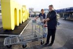 Amsterdam 29 oktober 2013
Rene Froger en Jonnie Boer mogen 4.5 minuten winkelen in de makro ( 4 jarig bestaan) en de waarde die ze winkelen krijgt de voedselbank in euro's uitgekeerd. Ze shopten 15 euro bij elkaar.