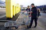 Amsterdam 29 oktober 2013
Rene Froger en Jonnie Boer mogen 4.5 minuten winkelen in de makro ( 4 jarig bestaan) en de waarde die ze winkelen krijgt de voedselbank in euro's uitgekeerd. Ze shopten 15 euro bij elkaar.