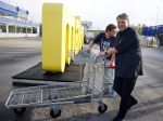 Amsterdam 29 oktober 2013
Rene Froger en Jonnie Boer mogen 4.5 minuten winkelen in de makro ( 4 jarig bestaan) en de waarde die ze winkelen krijgt de voedselbank in euro's uitgekeerd. Ze shopten 15 euro bij elkaar.