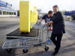 Amsterdam 29 oktober 2013
Rene Froger en Jonnie Boer mogen 4.5 minuten winkelen in de makro ( 4 jarig bestaan) en de waarde die ze winkelen krijgt de voedselbank in euro's uitgekeerd. Ze shopten 15 euro bij elkaar.