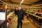 Amsterdam 29 oktober 2013
Rene Froger en Jonnie Boer mogen 4.5 minuten winkelen in de makro ( 4 jarig bestaan) en de waarde die ze winkelen krijgt de voedselbank in euro's uitgekeerd. Ze shopten 15 euro bij elkaar.