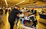 Amsterdam 29 oktober 2013
Rene Froger en Jonnie Boer mogen 4.5 minuten winkelen in de makro ( 4 jarig bestaan) en de waarde die ze winkelen krijgt de voedselbank in euro's uitgekeerd. Ze shopten 15 euro bij elkaar.