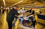 Amsterdam 29 oktober 2013
Rene Froger en Jonnie Boer mogen 4.5 minuten winkelen in de makro ( 4 jarig bestaan) en de waarde die ze winkelen krijgt de voedselbank in euro's uitgekeerd. Ze shopten 15 euro bij elkaar.