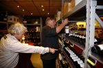 Amsterdam 29 oktober 2013
Rene Froger en Jonnie Boer mogen 4.5 minuten winkelen in de makro ( 4 jarig bestaan) en de waarde die ze winkelen krijgt de voedselbank in euro's uitgekeerd. Ze shopten 15 euro bij elkaar.