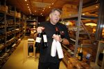 Amsterdam 29 oktober 2013
Rene Froger en Jonnie Boer mogen 4.5 minuten winkelen in de makro ( 4 jarig bestaan) en de waarde die ze winkelen krijgt de voedselbank in euro's uitgekeerd. Ze shopten 15 euro bij elkaar.