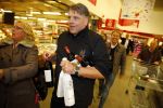 Amsterdam 29 oktober 2013
Rene Froger en Jonnie Boer mogen 4.5 minuten winkelen in de makro ( 4 jarig bestaan) en de waarde die ze winkelen krijgt de voedselbank in euro's uitgekeerd. Ze shopten 15 euro bij elkaar.