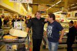Amsterdam 29 oktober 2013
Rene Froger en Jonnie Boer mogen 4.5 minuten winkelen in de makro ( 4 jarig bestaan) en de waarde die ze winkelen krijgt de voedselbank in euro's uitgekeerd. Ze shopten 15 euro bij elkaar.