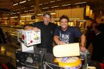 Amsterdam 29 oktober 2013
Rene Froger en Jonnie Boer mogen 4.5 minuten winkelen in de makro ( 4 jarig bestaan) en de waarde die ze winkelen krijgt de voedselbank in euro's uitgekeerd. Ze shopten 15 euro bij elkaar.