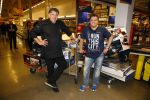 Amsterdam 29 oktober 2013
Rene Froger en Jonnie Boer mogen 4.5 minuten winkelen in de makro ( 4 jarig bestaan) en de waarde die ze winkelen krijgt de voedselbank in euro's uitgekeerd. Ze shopten 15 euro bij elkaar.