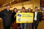 Amsterdam 29 oktober 2013
Rene Froger en Jonnie Boer mogen 4.5 minuten winkelen in de makro ( 4 jarig bestaan) en de waarde die ze winkelen krijgt de voedselbank in euro's uitgekeerd. Ze shopten 15 euro bij elkaar.
