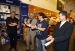 Amsterdam 29 oktober 2013
Rene Froger en Jonnie Boer mogen 4.5 minuten winkelen in de makro ( 4 jarig bestaan) en de waarde die ze winkelen krijgt de voedselbank in euro's uitgekeerd. Ze shopten 15 euro bij elkaar.