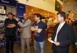 Amsterdam 29 oktober 2013
Rene Froger en Jonnie Boer mogen 4.5 minuten winkelen in de makro ( 4 jarig bestaan) en de waarde die ze winkelen krijgt de voedselbank in euro's uitgekeerd. Ze shopten 15 euro bij elkaar.