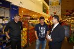 Amsterdam 29 oktober 2013
Rene Froger en Jonnie Boer mogen 4.5 minuten winkelen in de makro ( 4 jarig bestaan) en de waarde die ze winkelen krijgt de voedselbank in euro's uitgekeerd. Ze shopten 15 euro bij elkaar.