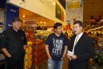 Amsterdam 29 oktober 2013
Rene Froger en Jonnie Boer mogen 4.5 minuten winkelen in de makro ( 4 jarig bestaan) en de waarde die ze winkelen krijgt de voedselbank in euro's uitgekeerd. Ze shopten 15 euro bij elkaar.