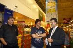 Amsterdam 29 oktober 2013
Rene Froger en Jonnie Boer mogen 4.5 minuten winkelen in de makro ( 4 jarig bestaan) en de waarde die ze winkelen krijgt de voedselbank in euro's uitgekeerd. Ze shopten 15 euro bij elkaar.