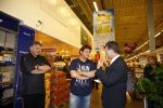 Amsterdam 29 oktober 2013
Rene Froger en Jonnie Boer mogen 4.5 minuten winkelen in de makro ( 4 jarig bestaan) en de waarde die ze winkelen krijgt de voedselbank in euro's uitgekeerd. Ze shopten 15 euro bij elkaar.