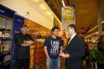 Amsterdam 29 oktober 2013
Rene Froger en Jonnie Boer mogen 4.5 minuten winkelen in de makro ( 4 jarig bestaan) en de waarde die ze winkelen krijgt de voedselbank in euro's uitgekeerd. Ze shopten 15 euro bij elkaar.