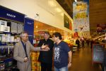Amsterdam 29 oktober 2013
Rene Froger en Jonnie Boer mogen 4.5 minuten winkelen in de makro ( 4 jarig bestaan) en de waarde die ze winkelen krijgt de voedselbank in euro's uitgekeerd. Ze shopten 15 euro bij elkaar.