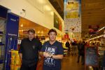 Amsterdam 29 oktober 2013
Rene Froger en Jonnie Boer mogen 4.5 minuten winkelen in de makro ( 4 jarig bestaan) en de waarde die ze winkelen krijgt de voedselbank in euro's uitgekeerd. Ze shopten 15 euro bij elkaar.