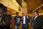 Amsterdam 29 oktober 2013
Rene Froger en Jonnie Boer mogen 4.5 minuten winkelen in de makro ( 4 jarig bestaan) en de waarde die ze winkelen krijgt de voedselbank in euro's uitgekeerd. Ze shopten 15 euro bij elkaar.