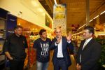 Amsterdam 29 oktober 2013
Rene Froger en Jonnie Boer mogen 4.5 minuten winkelen in de makro ( 4 jarig bestaan) en de waarde die ze winkelen krijgt de voedselbank in euro's uitgekeerd. Ze shopten 15 euro bij elkaar.
