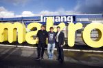 Amsterdam 29 oktober 2013
Rene Froger en Jonnie Boer mogen 4.5 minuten winkelen in de makro ( 4 jarig bestaan) en de waarde die ze winkelen krijgt de voedselbank in euro's uitgekeerd. Ze shopten 15 euro bij elkaar.